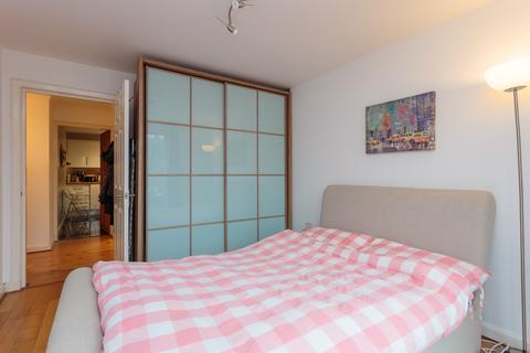 32/3 St. Bernards Crescent, Edinburgh, EH4 1NS