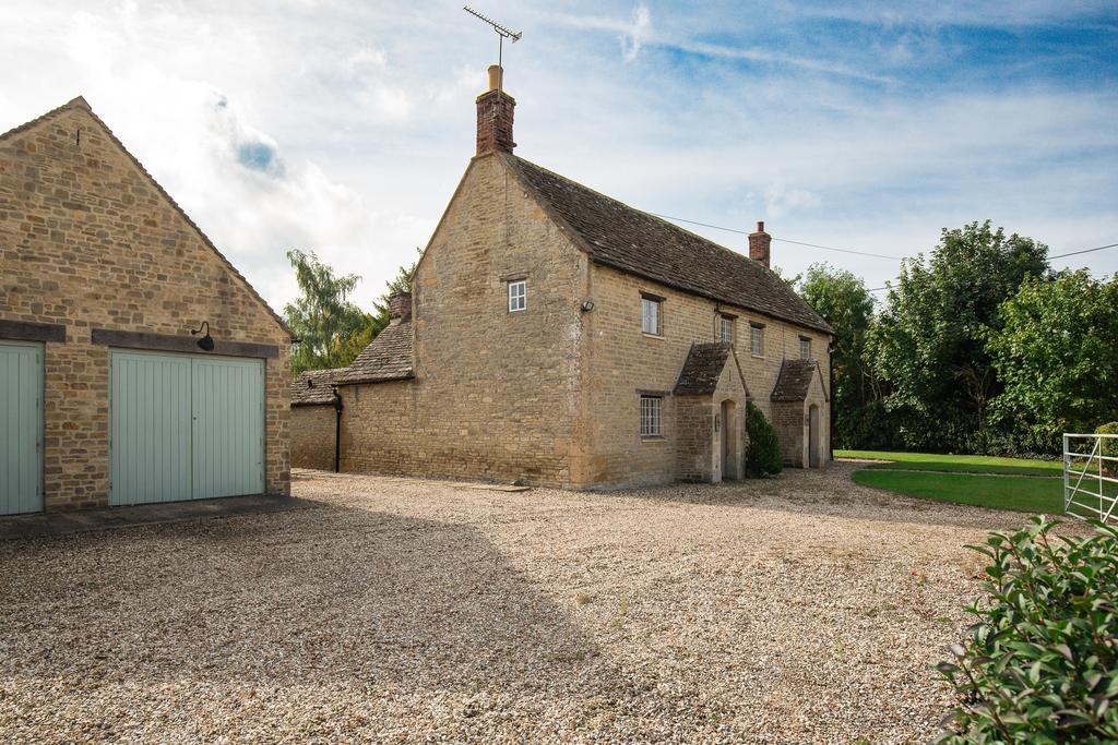 Down Ampney GL7 3 bed detached house £825,000