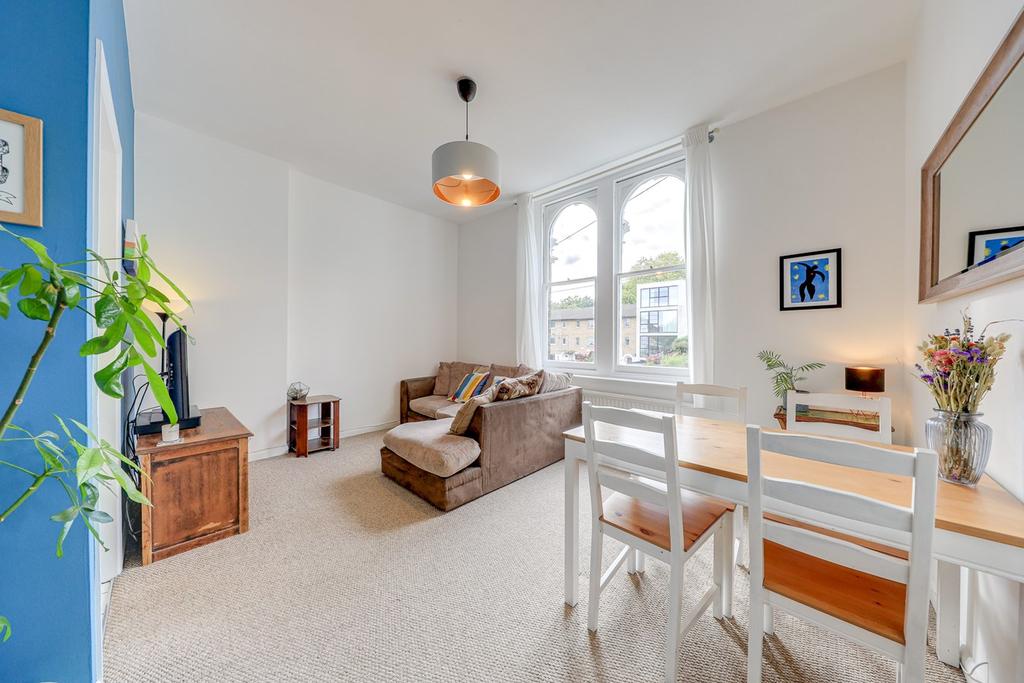 Westbourne Drive, Forest Hill, London, SE23 2 bed flat for sale £399,950