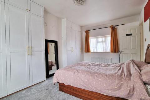 2 bedroom semi-detached house to rent - Carville Crescent, Brentford, TW8 9RB