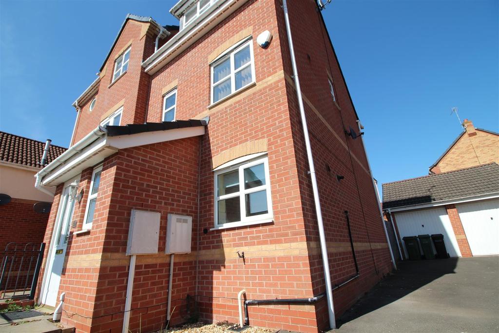 Pipistrelle Way, Oadby, Leicester 4 bed house £1,250 pcm (£288 pw)