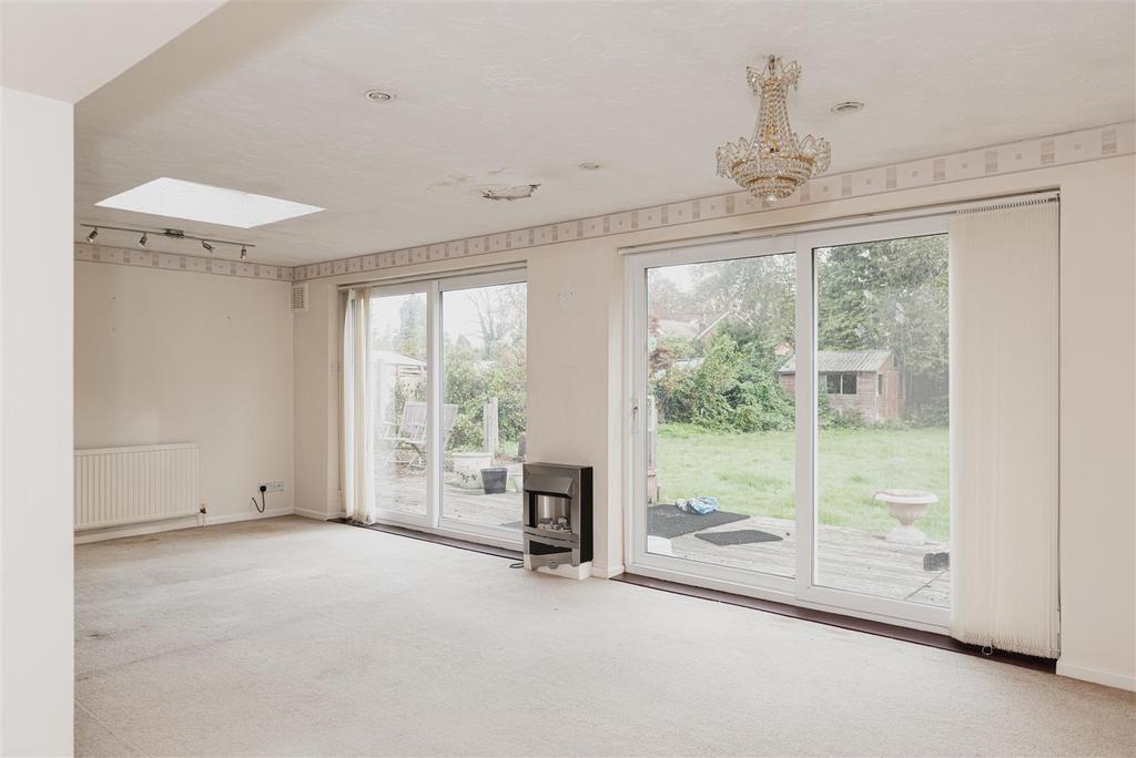 Benhams Drive, Horley 4 bed bungalow for sale £600,000