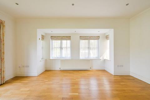 2b The Oval, Banstead, SM7 2QY