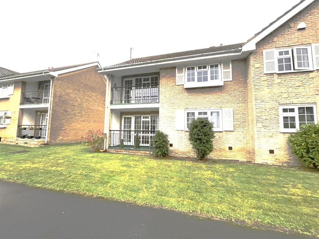 The Glade, Scarborough 2 bed flat £750 pcm (£173 pw)