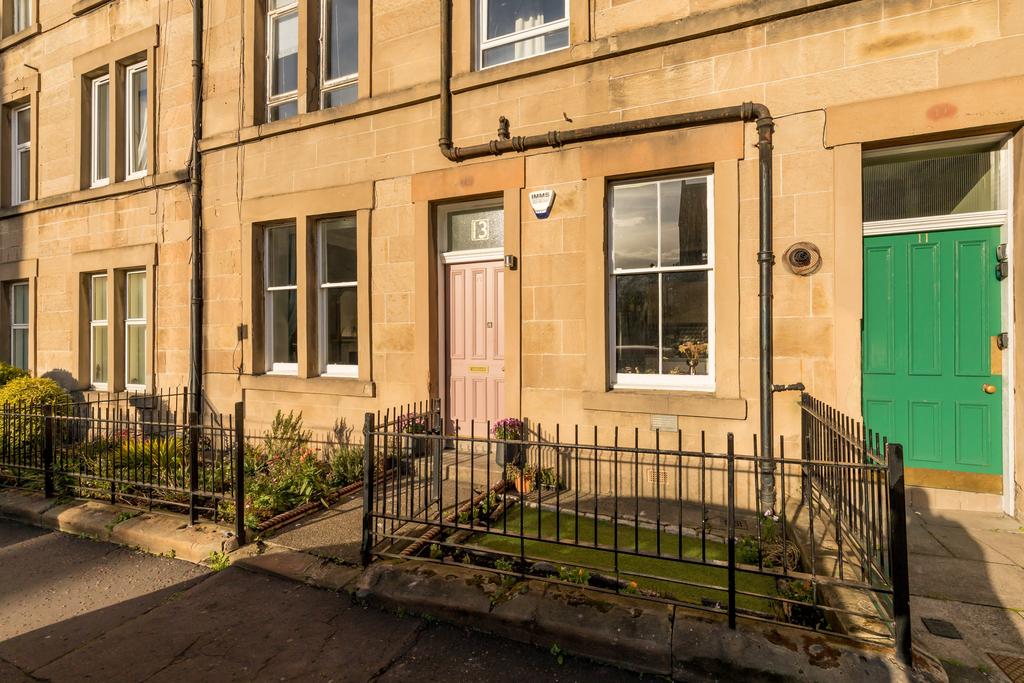 13 Cathcart Place, Edinburgh, EH11 2HD 2 bed flat £295,000