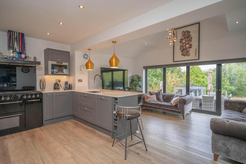 Brown Edge Road, Buxton, SK17 5 bed detached house £645,000