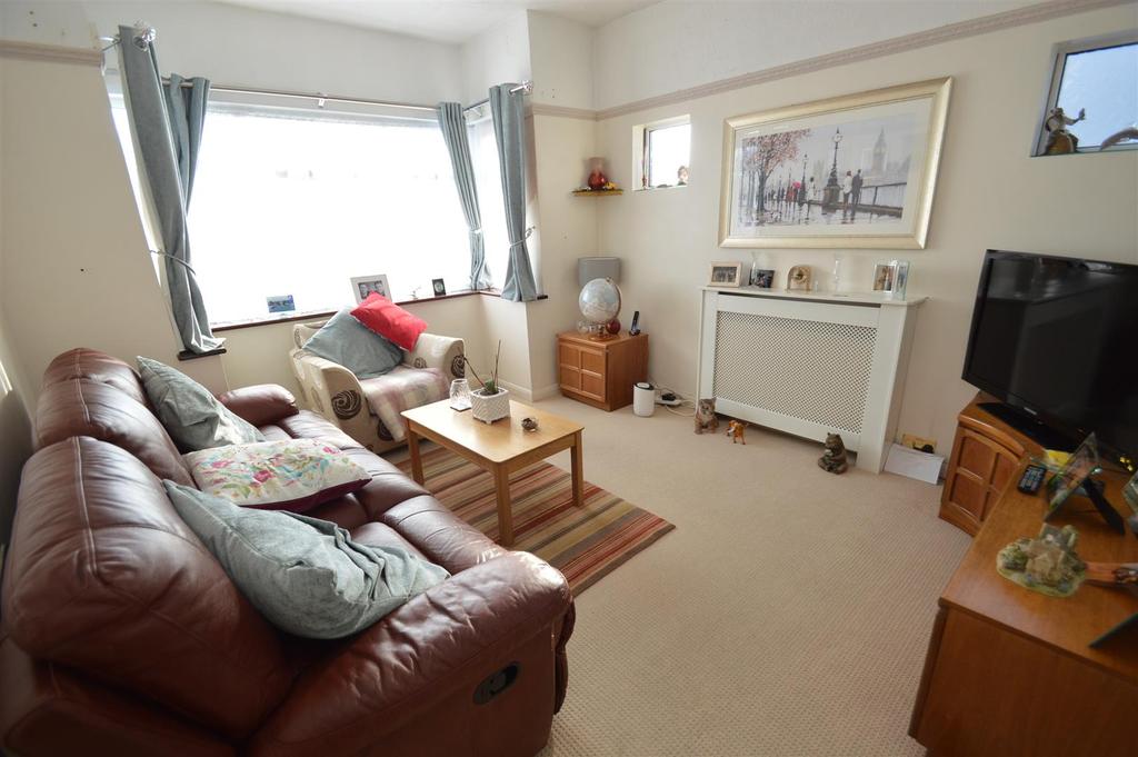 Brays Lane, Rochford 3 bed semidetached bungalow £350,000