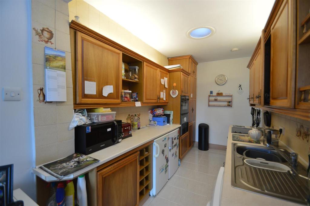 Brays Lane, Rochford 3 bed semidetached bungalow £350,000