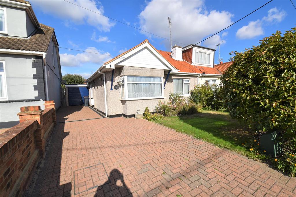 Brays Lane, Rochford 3 bed semidetached bungalow £350,000
