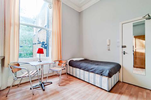 Studio to rent, Cheniston Gardens, Kensington, London, W8