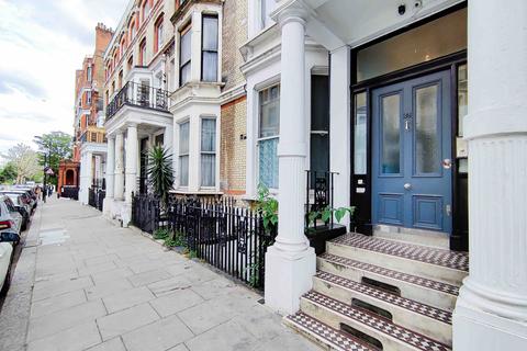 Studio to rent, Cheniston Gardens, Kensington, London, W8