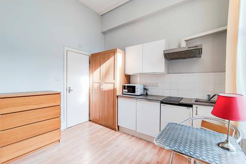 Studio to rent, Cheniston Gardens, Kensington, London, W8