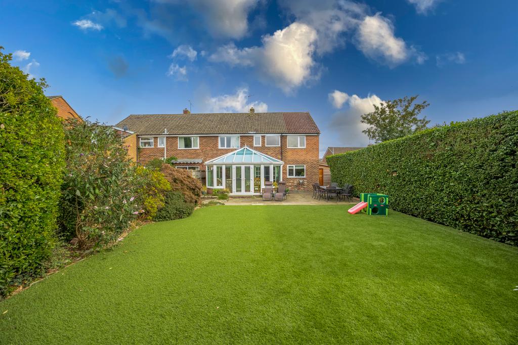Lunds Farm Road, Woodley, Reading, RG5 4PY 5 bed semidetached house