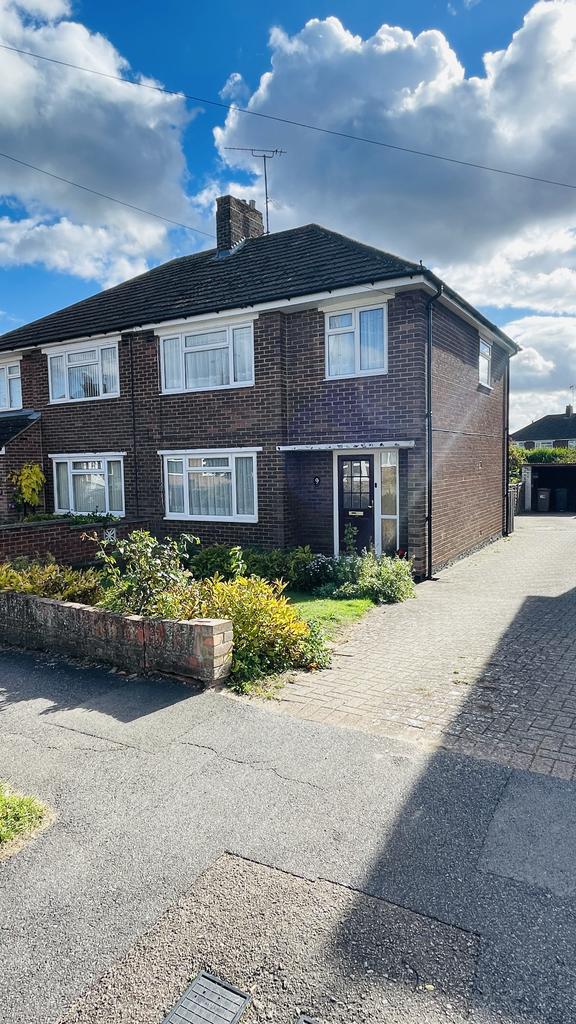 Alpine Way, Luton LU3 3 bed semidetached house £1,200 pcm (£277 pw)