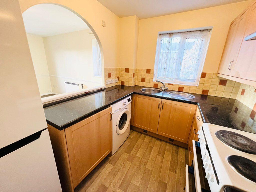 Farriers Close, Swindon, SN1 2QY 2 bed property £775 pcm (£179 pw)