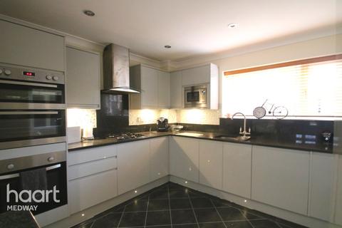 14 Duchess Close, Rochester, ME2 3TX