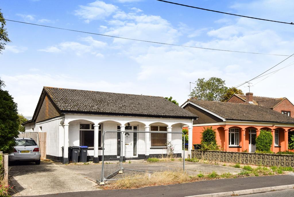 London Road, Amesbury, Salisbury SP4 7EE 4 bed detached bungalow £265,000