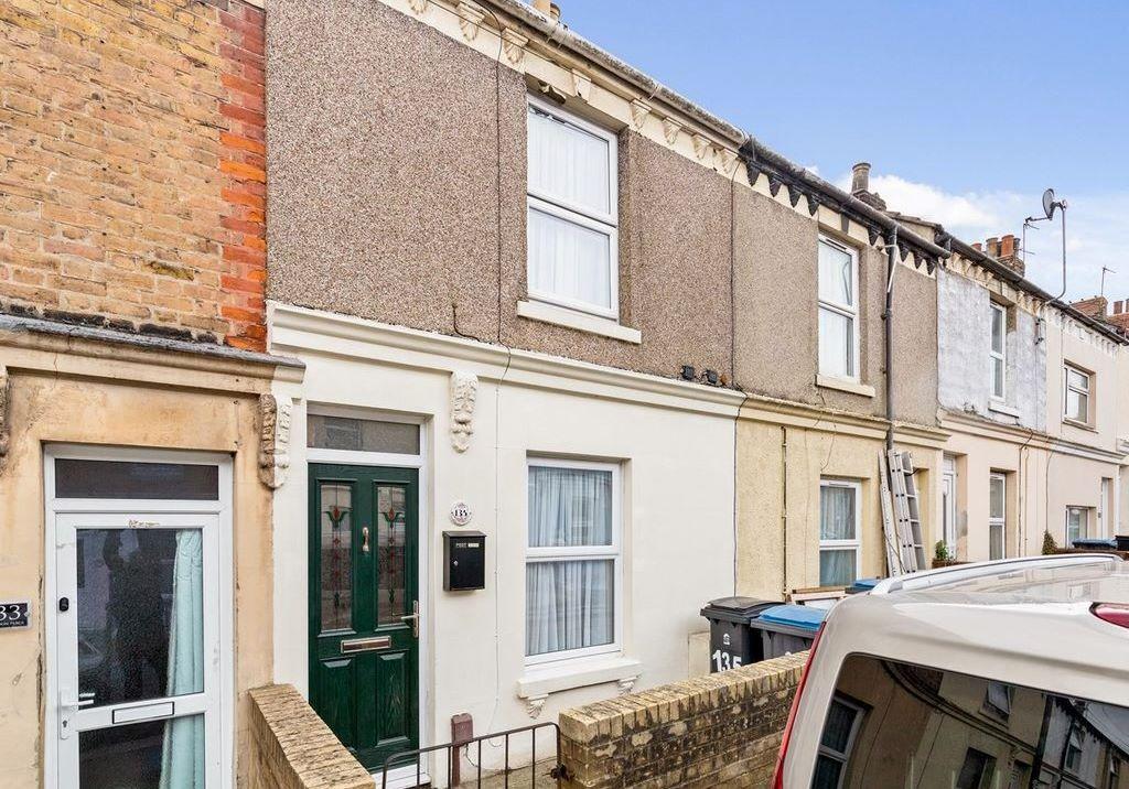 135 Clarendon Place, Dover, Kent... 2 bed terraced house £70,000