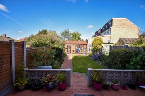 1 bedroom in a house share to rent, Queenswood Avenue, London E17