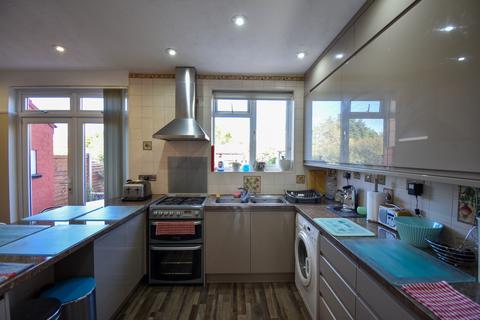 1 bedroom in a house share to rent, Queenswood Avenue, London E17