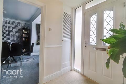 5 bedroom semi-detached house for sale - Chingford Avenue, Chingford