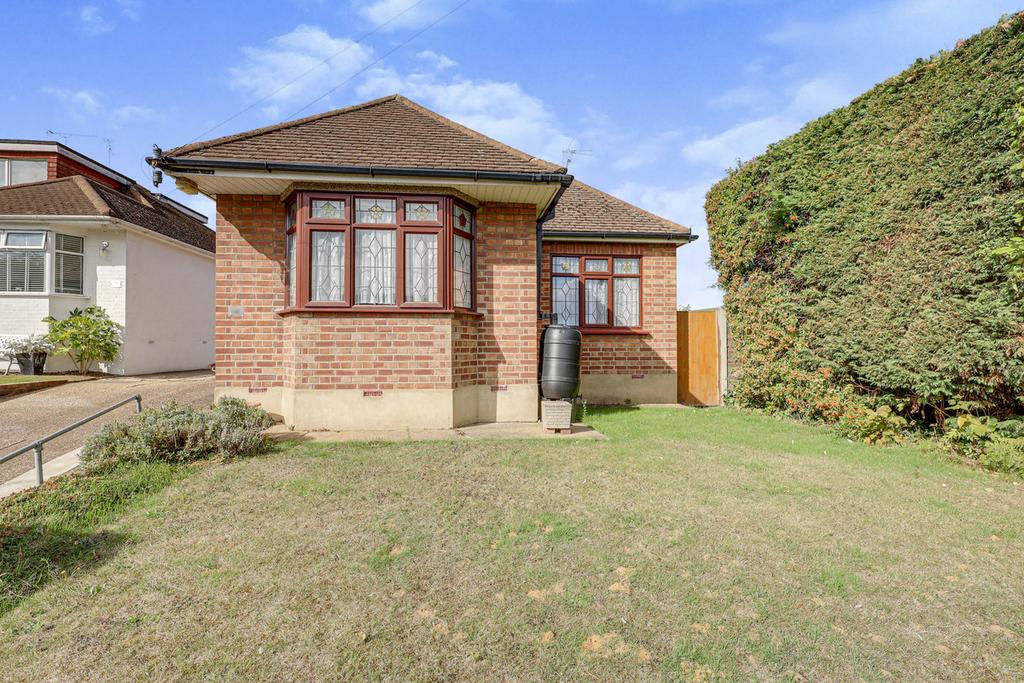 Bellhouse Road, Leighonsea, SS9 2 bed detached bungalow for sale £