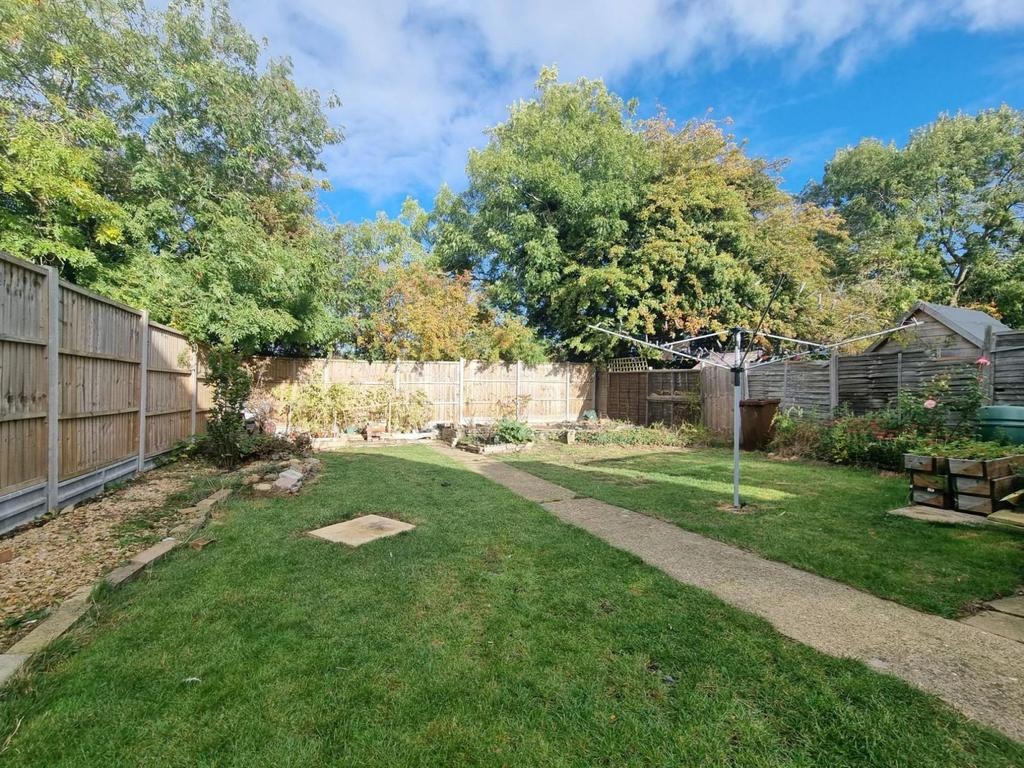 Fullingdale Road, The Headlands, Northampton NN3 2QH 3 bed semidetached house for sale £274,000