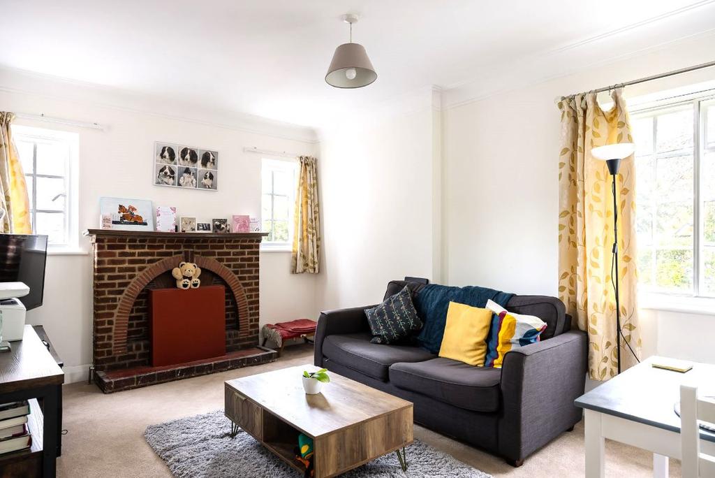 Berkley Close, Wellesley Road, Twickenham 2 bed flat for sale £500,000