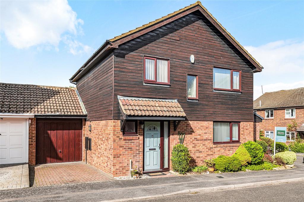 Lagonda Close, Newport Pagnell... 4 bed detached house £450,000