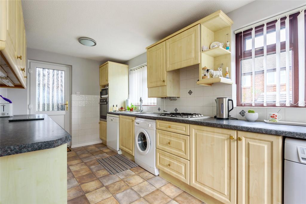 Lagonda Close, Newport Pagnell... 4 bed detached house £450,000