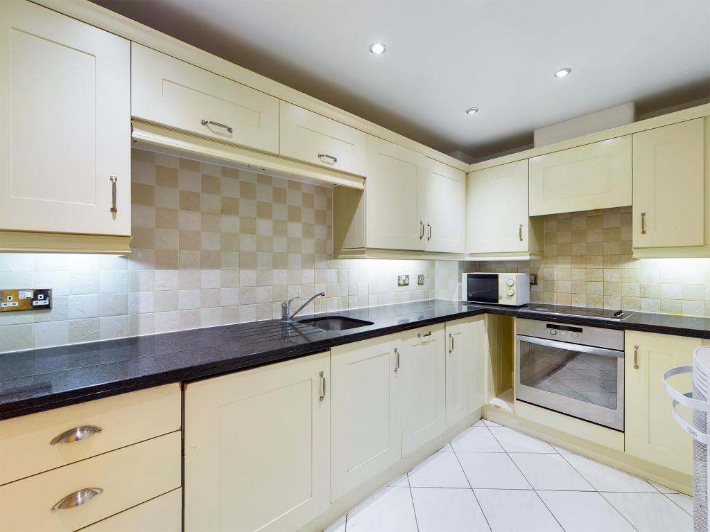 Crown Heights, Basingstoke, RG21 2 bed flat £1,200 pcm (£277 pw)