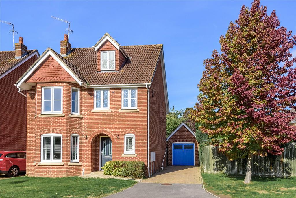 Shipley Close, Alton, Hampshire, GU34 4 bed detached house for sale £