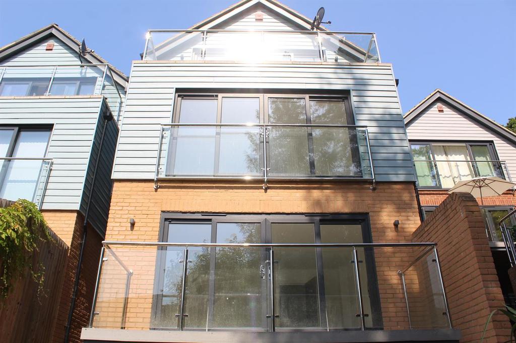 Ledgard Close, Ashley Cross, Poole 5 bed townhouse £2,250 pcm (£519 pw)