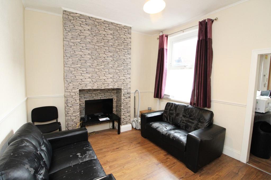 Rosebery Avenue, Hull, HU5 2NL 3 bed terraced house £80,000
