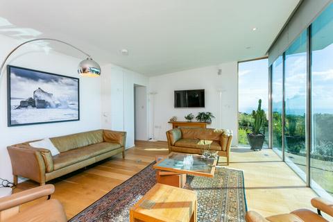 Edlunda Cliff Road, Hythe, CT21 5XQ