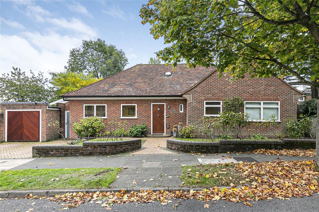 Latimer Road, Hertfordshire, EN5 3 bed bungalow for sale £