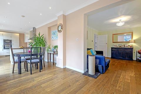 4 Bakers End, London, SW20 9ER