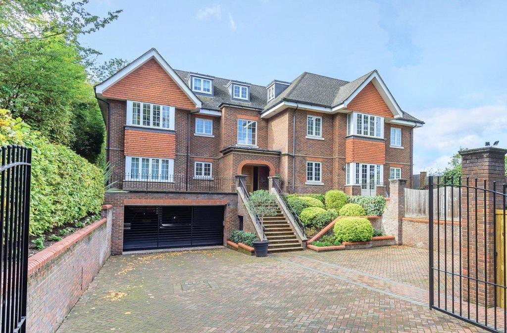 Clare Hill Court, 2 Claremont Lane, Esher, KT10 2 bed apartment £875,000