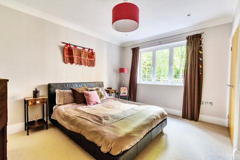 2 bedroom flat for sale, Clare Hill Court, 2 Claremont Lane, Esher, KT10