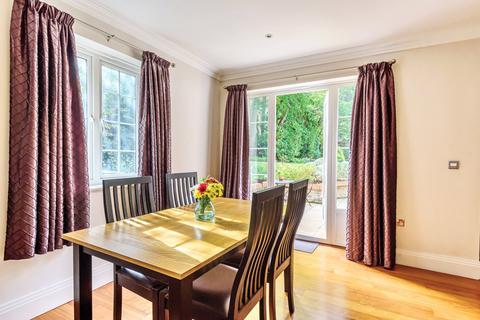 2 bedroom flat for sale, Clare Hill Court, 2 Claremont Lane, Esher, KT10