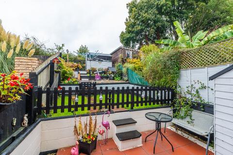 2 bedroom terraced house to rent, 57 Queen Elizabeth Drive, Crediton, EX17 2EJ