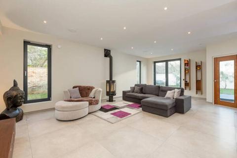 108 Cammo Grove, Edinburgh, EH4 8HD