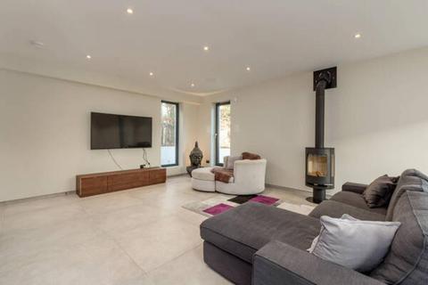 108 Cammo Grove, Edinburgh, EH4 8HD