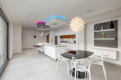 108 Cammo Grove, Edinburgh, EH4 8HD
