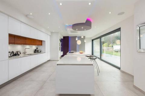 108 Cammo Grove, Edinburgh, EH4 8HD