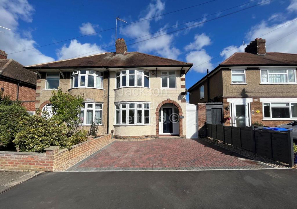 Sandiland Road, The Headlands, Northampton NN3 2QD 3 bed semidetached house £1,400 pcm (£323 pw)