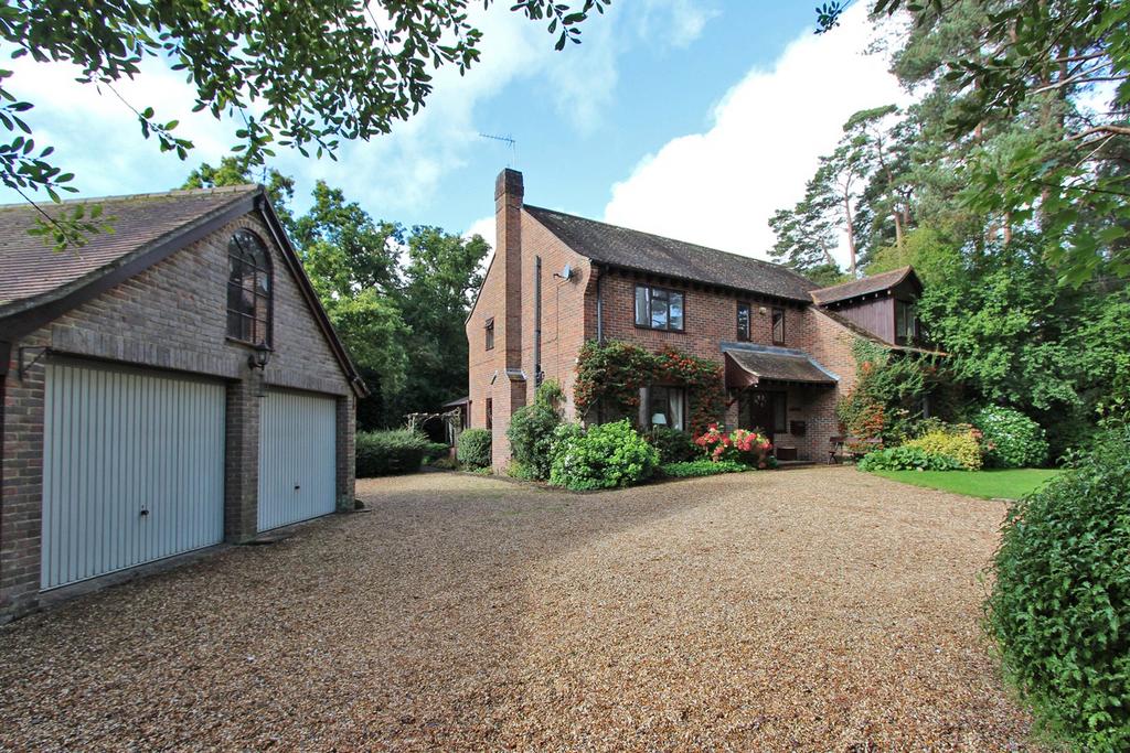 Armstrong Road, Brockenhurst, Hampshire, SO42 4 bed detached house £