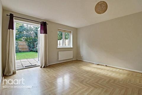 4 bedroom townhouse to rent, Fieldhouse Close, London