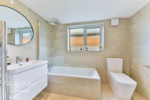 157b Simms Road, London, SE1 5QJ