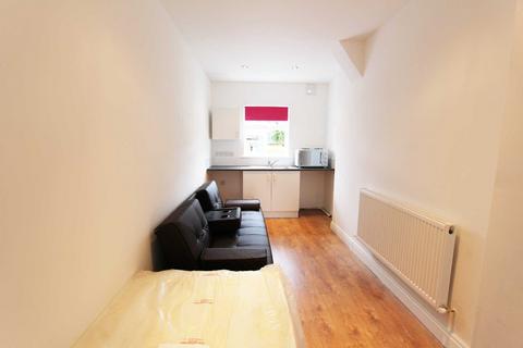 Studio to rent, Amberwood Rise, New Malden